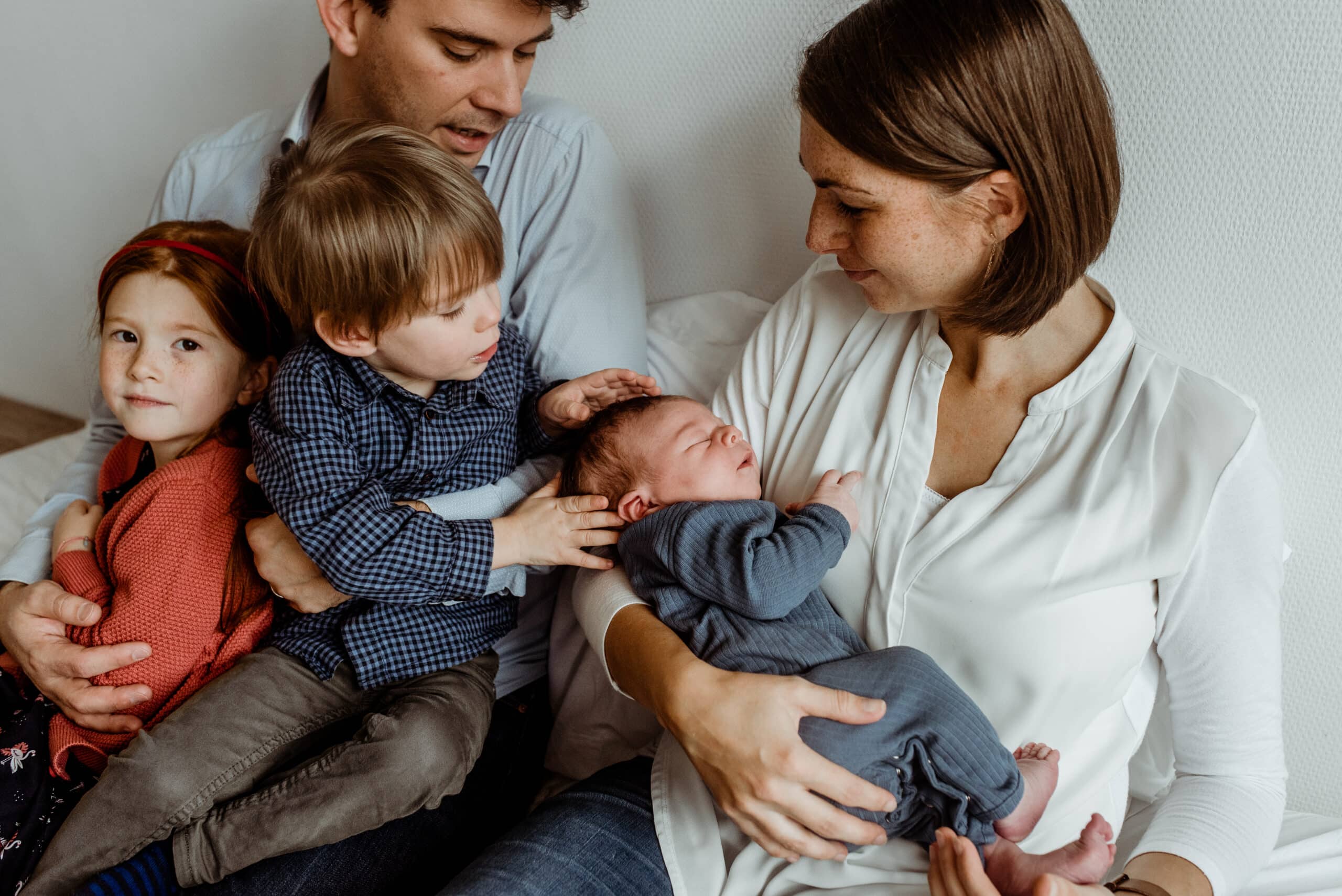 New born visits: at the hospital, at home, or hosting a baby party? Find what works for you.